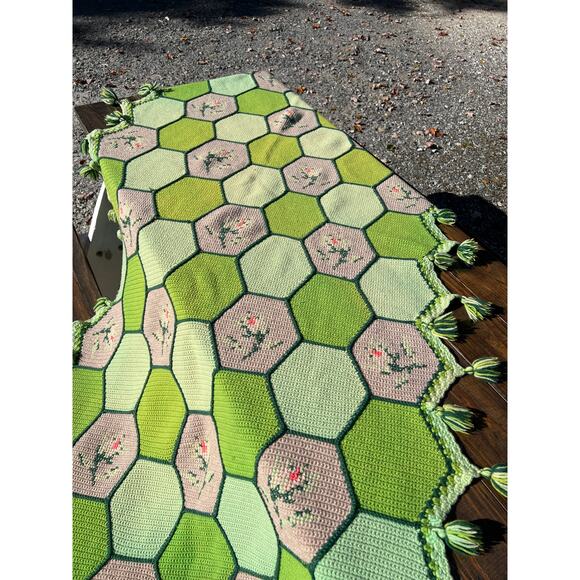 Vintage Hexagon Floral Roses Afghan Throw Blanket Flower Handmade Grandma 70s - Picture 5 of 10
